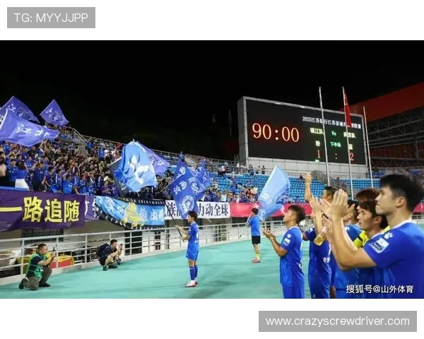 镇江球迷巨型Tifo震撼亮相重镇旗鼓迎南而上点燃南京大战激情 镇江球迷巨型Tifo震撼亮相重镇旗鼓迎南而上点燃南京大战激情